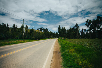 Carretera en una valle con cielo azul. Concepto de carreteras.