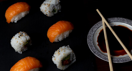 shushi, plato de sushi con aguacate y salmon. 