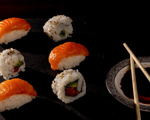 shushi, plato de sushi con aguacate y salmon. 