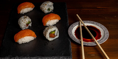 shushi, plato de sushi con aguacate y salmon. 