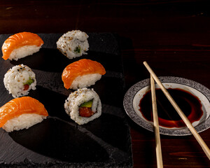 shushi, plato de sushi con aguacate y salmon.  - Powered by Adobe