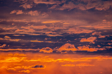 Wolken die vom Sonnenuntergangslicht stark rot-orange angestrahlt werden
