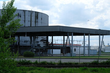 FU 2021-05-13 Rheinhafen 291 Unter leicht bewölktem Himmel ist eine Industrieanlage