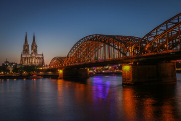 Obraz premium The Hohenzollern Bridge and Cologne Cathedral in the city of Cologne, Germany