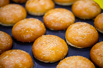 Hamburger and sandwich breads prepared untouched in the factory environment