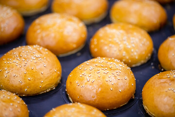 Hamburger and sandwich breads prepared untouched in the factory environment