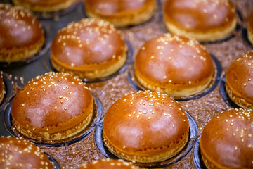 Hamburger and sandwich breads prepared untouched in the factory environment