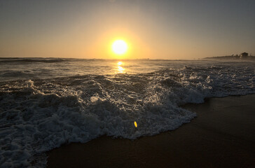 puesta de sol en la orilla de la playa