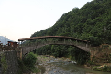 Fototapeta na wymiar rizede eski bir köprü