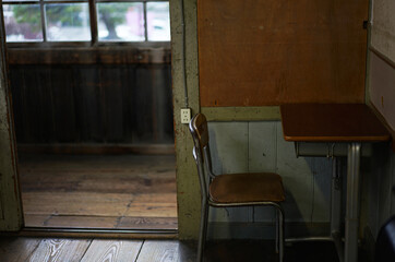 昔の小学校の教室に置かれた机といす（岡山県真庭市 旧遷喬尋常小学校）