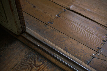 古い小学校の教室の床と扉のサッシ