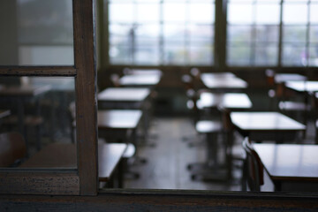 廊下から見る昔の小学校の教室（岡山県真庭市 旧遷喬尋常小学校）