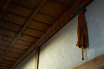 天井に吊るされた昔の傘