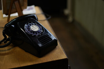 昔のダイヤル式黒電話