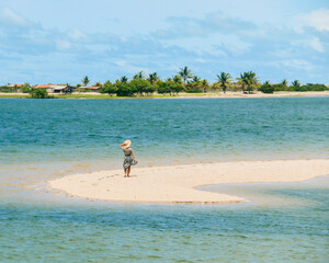 Mulher caminhando na areia na Ilha de Guajiru, itarema, Cearà