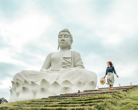 Mulher ao lado da segunda maior estàtua de Buda, em Ibiraçu  Espírito Santo 