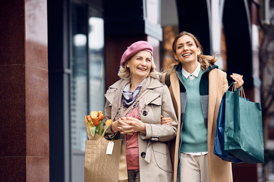 Cheerful mother and daughter enjoy in shopping day in the city.