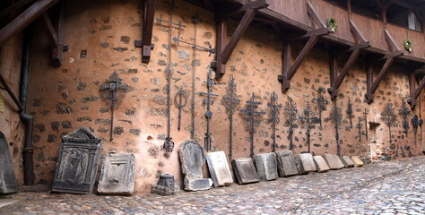 Alte Steinplatten im Innenhof von Burg Loket