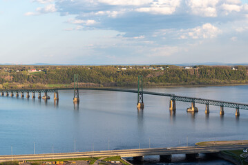 The bridge (le pont de l'ile) above the St Lawrence river between the Quebec city and the Orleans isle.