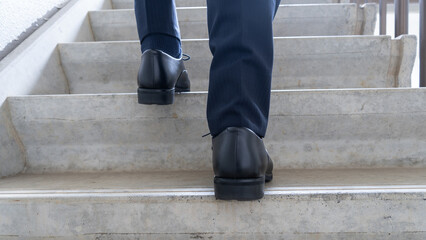 階段をのぼるスーツのビジネスマン　イメージ