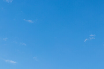 Céu azul com nuvens finas brancas.