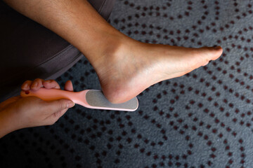 Foot with foot file, Cleansing the heel
