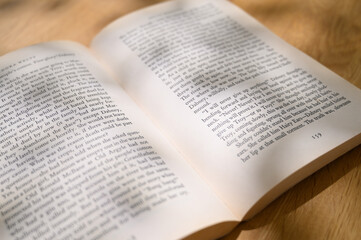 Fototapeta premium テーブルに置かれた本