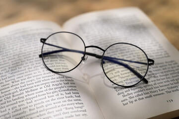 テーブルに置かれた眼鏡　本