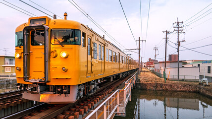 Obraz premium 夕陽に輝く電車