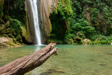 Cascada de aguas cristalinas en la sierra gorda de Querétaro 