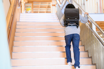 階段を上る小学生