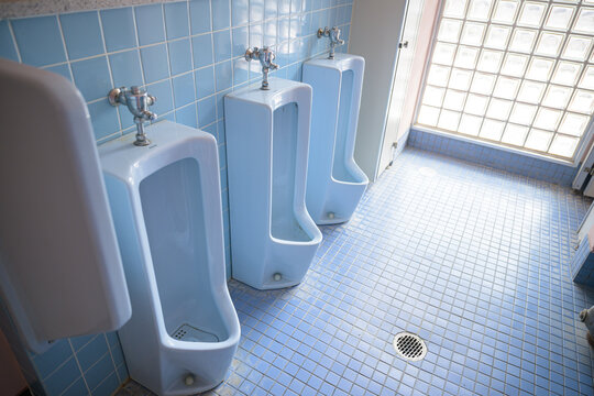 昔の学校や病院の男子トイレのイメージ