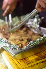 pulled pork 
cerdo deshebrado 
bbq de cerdo 

carne de cerdo envuelta en papel aluminio cocinada al...
