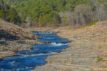 Fototapeta premium Mountain Fork River winding through Beavers Bend State Park in Broken Bow, Oklahoma 