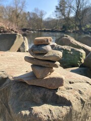 Steinpyramide am Fluss Wupper