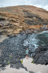 kobieta i widok na klify © DawidFastMan