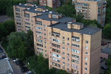 Fototapeta na wymiar Shchelkovo / Russia - 06.20.2014 : Multi-storey buildings on the streets of the Moscow region. Dense development and Parking.