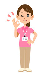 半袖のポロシャツ姿でネームタグを身に着けた女性スタッフのOKサイン
