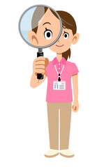 半袖のポロシャツ姿でネームタグを身に着けた女性スタッフの虫眼鏡を覗く様子
