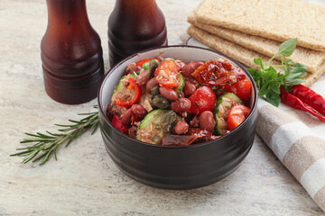 Tuna salad with bean and tomato