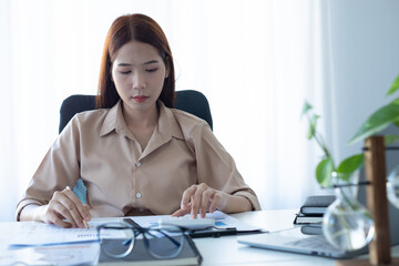 A female financial consultant explain the investment plan and profit chart on the report to her...
