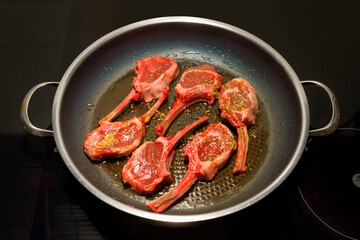 Lammkarree in einer Pfanne