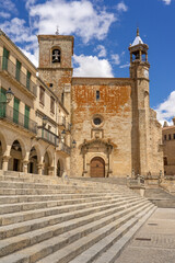 Obraz premium Mayor Square of medieval village of Trujillo with the San Martin church and Francisco Pizarro sculpture. Caceres, Spain.