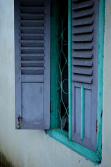 Tropical house architecture is often characterized by the presence of jalusi windows. Window Krepyak (jalousie) is a window consisting of a series of jalousie or blinds arranged horizontally. 