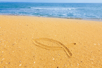 Symbol in Sand gemalt - Fisch