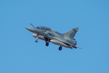 Fototapeta na wymiar Avión de combate ala delta aterrizando Mirage 2000