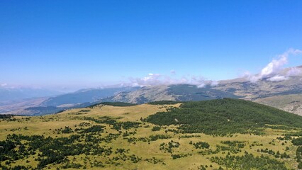 survol d'un lac de montagne et de forets dans les Pyrénées-Orientales, sud de la France, parc...