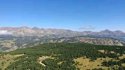 survol d'un lac de montagne et de forets dans les Pyrénées-Orientales, sud de la France, parc naturel des Bouillouses