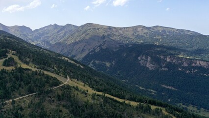 Naklejka premium survol d'un lac de montagne et de forets dans les Pyrénées-Orientales, sud de la France, parc naturel des Bouillouses