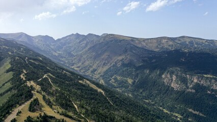 Fototapeta na wymiar survol d'un lac de montagne et de forets dans les Pyrénées-Orientales, sud de la France, parc naturel des Bouillouses